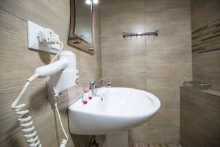 Отель Sophie`s Garden Тбилиси Бюджетный двухместный номер с 2 отдельными кроватями-7